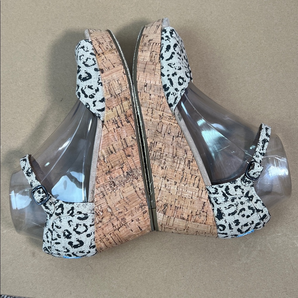 New Toms cheetah print platform wedge ankle
Strap open toe sandals 8 - Picture 6 of 9